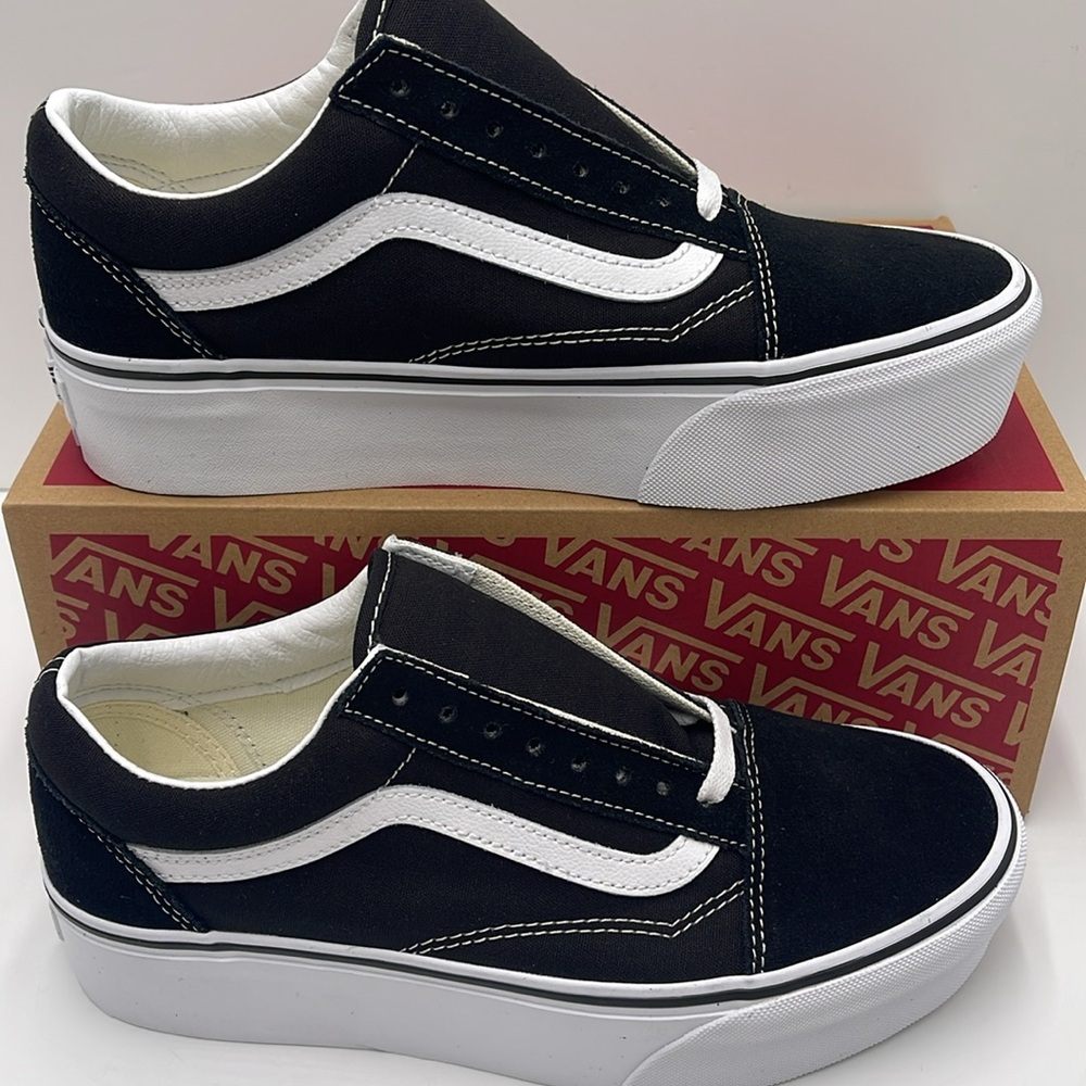 Vans Women’s Old Skool Stackform Suede/Canvas Black/True W
VN0A7Q5M6BT
Platforms - Picture 3 of 16